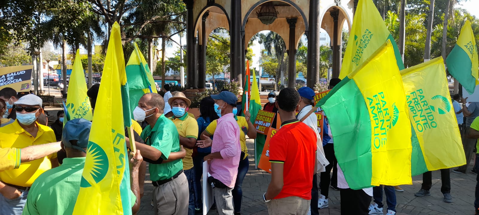 Con pancartas en manos y consignas aludiendo a la causa, decenas de manifestantes se reunieron desde tempranas horas de la mañana en el Parque Enriquillo de la Avenida Duarte