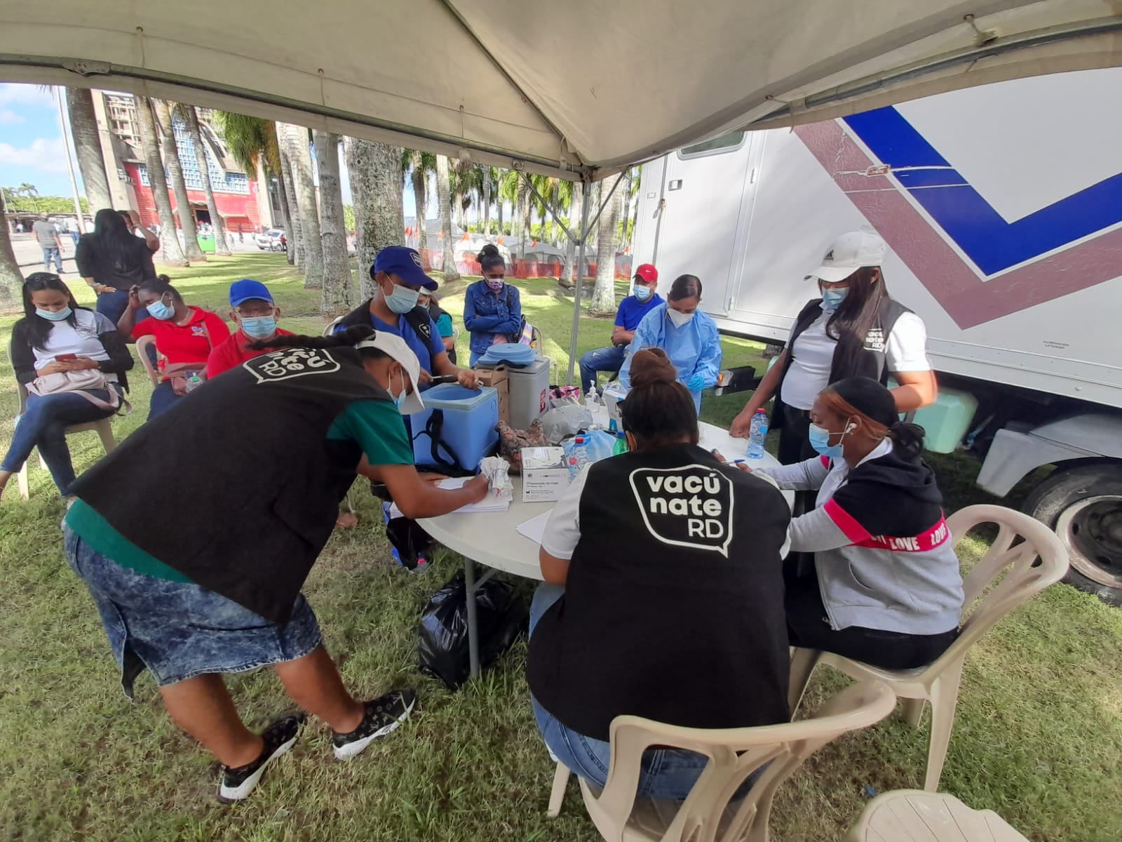 Salud Pública entrega mascarillas a todas las personas que ingresan con el objetivo de venerar a la protectora del pueblo dominicano..
