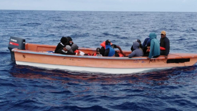 Rescata con vida 22 indocumentados en yola con destino a Puerto Rico