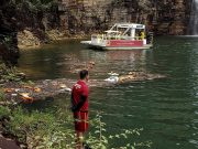 Suben a 10 los muertos tras caer una pared rocosa sobre barcas en Brasil