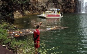 Suben a 10 los muertos tras caer una pared rocosa sobre barcas en Brasil