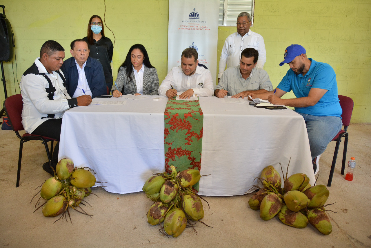 El director del FEDA, Hecmilio Galván, en la firma del acuerdo para el proyecto de siembra de coco y la reactivación de la planta procesadora de sustrato.