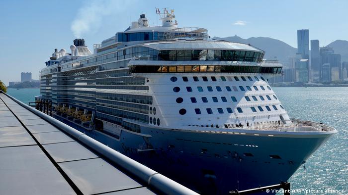 Regresa crucero con 2.500 personas por posibles casos de covid