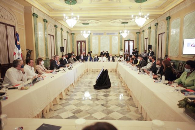 El presidente de la República, Luis Abinader se reunió los miembros de la Dirección Ejecutiva del Consejo Económico y Social (CES)