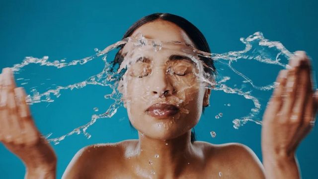 Por qué el agua fría es el mejor aliado para la salud de la piel