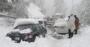 Mueren más de 20 personas atrapadas en sus coches tras fuerte nevada