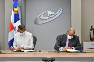 El gerente general de Helados Bon, Luis Fernando Enciso y el director general del Infotep, Rafael Santos Badía, firman el acuerdo.