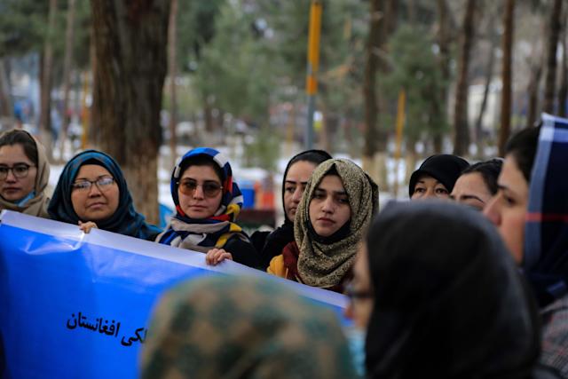 Decenas de mujeres protestan en Kabul contra la opresión de los talibanes