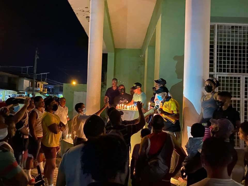 Protestan con encendido de velas frente al polideportivo de Hato Mayor