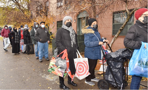 Consulado RD-NY entrega alimentos familias dominicanas en El Bronx