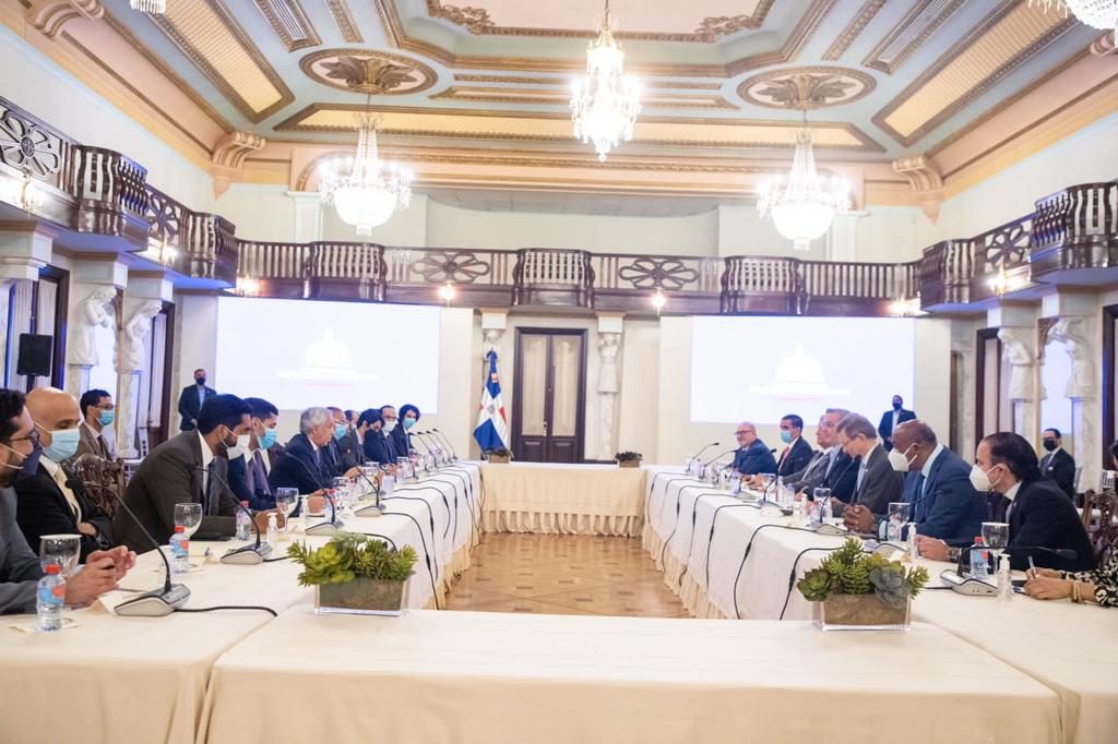 Abinader se reúne con delegación de Qatar para promover inversión