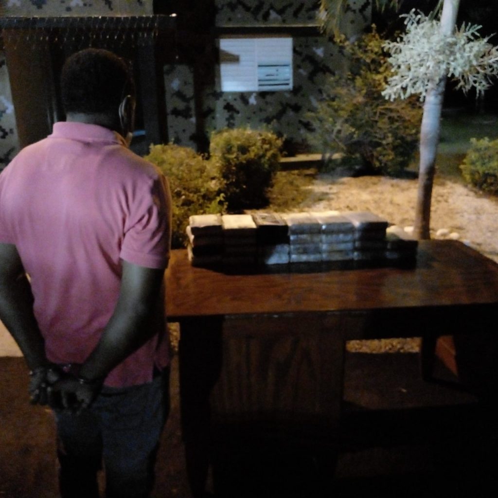 Ocupan 26 paquetes de cocaina y detienen una persona en Barahona