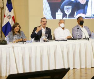 Abinader exhorta a funcionarios a culminar obras