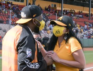 Yeni berenice y Wilson Camacho lanzan primera bola en partido de Águilas y Licey