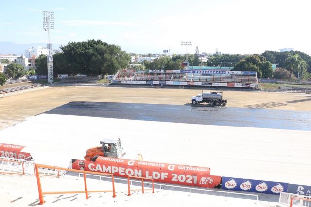 Cibao FC coloca nuevo césped artificial en su estadio