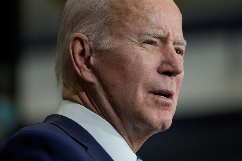 Biden celebra caída "drástica" de casos de covid en EEUU, aunque siguen altos