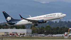 Mujer protagoniza un video viral al cambiar de asiento y provocar el retraso de un avión por una hora, y la apodan 'Lady Aeroméxico'