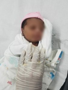 Encuentran niña de un mes de nacida abandona en avenida de Esperanza