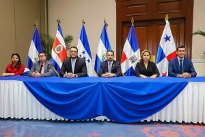 Desde la izquierda, Luisa López, Nicaragua; Guillermo Rojas, Costa Rica; Alberto Lozano, Honduras; Gerardo Henríquez, El Salvador; María Elena Vásquez, República Dominicana; y Jovany Morales, Panamá. Participan en el acto inaugural de la reunión de validación de la Red Centroamericana y del Caribe de Autoridades nacionales de Competencia (RECAC), en El Salvador.