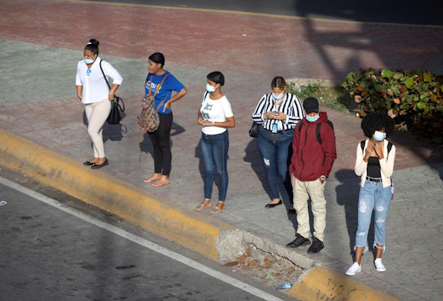 Pocos dominicanos se quitan la mascarilla en primer día sin obligatoriedad