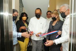 El consultor jurídico del Poder Ejecutivo, Antoliano Peralta Romero y la presidenta del Colegio de Notarios, Laura Sánchez, durante la visita del funcionario al gremio profesional.