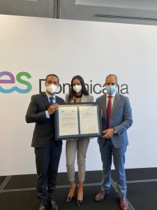 En nombre de CMI, Molinos Modernos, recibieron el certificado José Ezequiel Díaz, Gerente de Proyectos y CapEx y Ana Mercedes Pichardo, coordinadora de sistemas de gestión, de manos de Edwin De los Santos, CEO de AES Dominicana.
