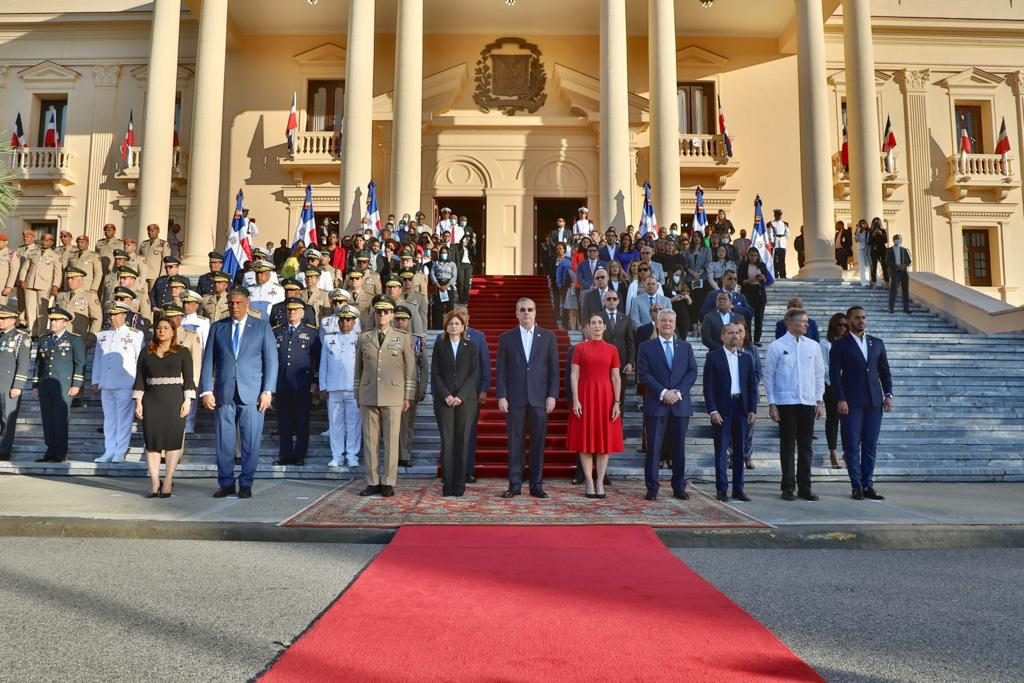Abinader encabeza acto en homenaje a la Bandera en el Palacio