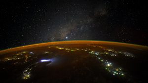 Desde el espacio, sin que la atmósfera de nuestro planeta se interponga, la Vía Láctea se ve más brillante y cercana.