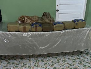 El Ejército detienen tres personas con siete pacas de marihuana