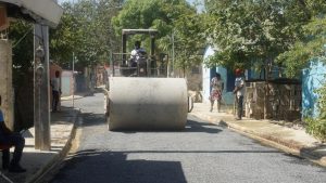 Alcaldía Los Alcarrizos deja iniciados los trabajos de imprimación en Los Cocos de la Fe