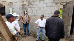 Supervisan avance proyecto de construcción y reparación de viviendas