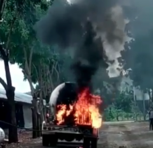 Camión cargado de combustibles se incendia en finca Valverde