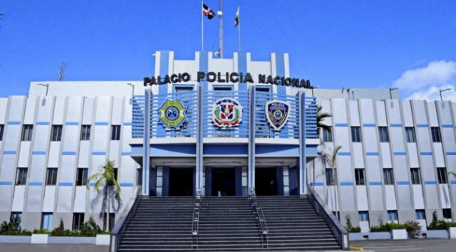 Los informes preliminares establecen que el raso policial, en el momento de ocurrir el hecho, en la calle Villa del Yaque del sector San Pablo