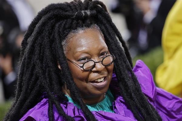 Whoopi Goldberg suspendida de presentadora por comentario sobre el Holocausto