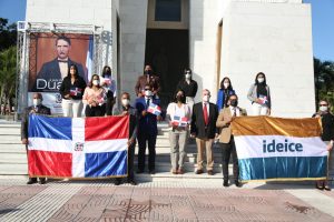 A la salida del Altar de la Patria, los servidores del IDEICE posan en la escalinata del monumento portando las banderas nacional e institucional.