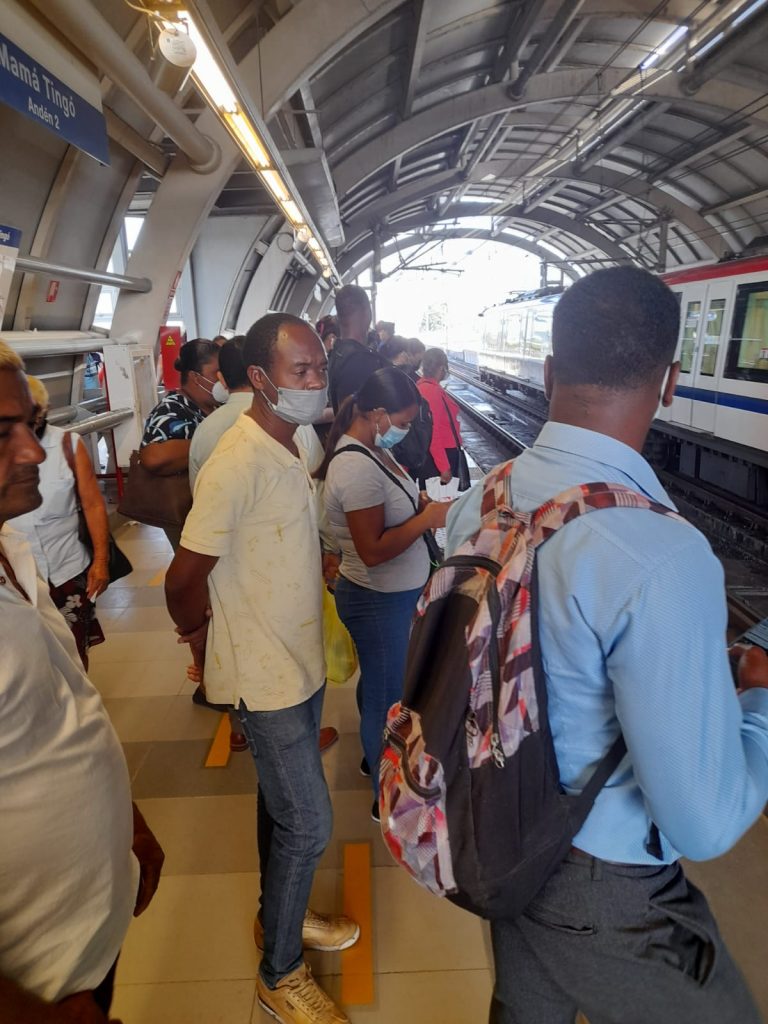 Mayoría de pasajeros del Metro siguen usando sus mascarillas