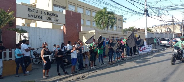 Protestan en Capotillo por el alto costo de la vida y servicios