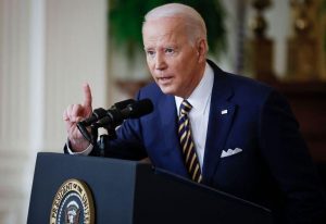 Biden anuncia sanciones contra Rusia y envío de soldados
