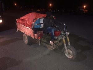 Detienen siete haitianos; seis iban arropados con lona en motor triciclo