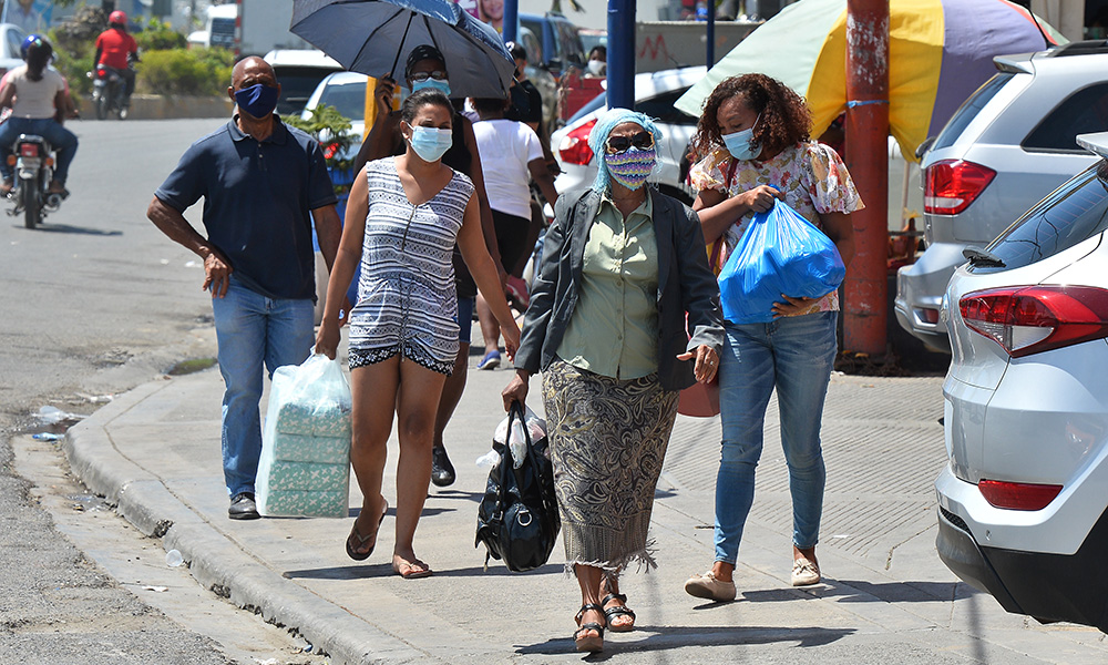 Exhortaron seguir usando las mascarillas en lugares cerrados, en especial supermercados, hospitales, en el transporte público, bancos y en las instituciones públicas.