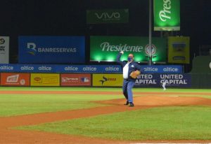 Ministro de Obras Públicas lanza primera bola del.partido de hoy en SDC