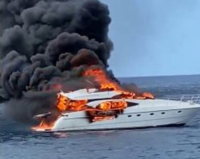 Rescatan 12 personas de embarcación incendiada