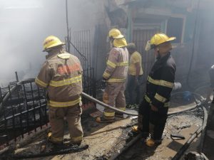 Fuego reduce a cenizas viviendas y ebanistería en Gurabito