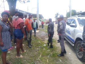 Invasores de tierra reciben a pedradas y botellazos a la Policía