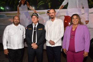 Desde la izquierda, Paul Guerrero, vicepresidente ejecutivo de Caribe Tour; Minoru Matsunaga, director de la Policía de Turismo (POLITU); José Hernández, presidente de Caribe Tours y Katty Valdez, directora del proyecto Conoce tu País.