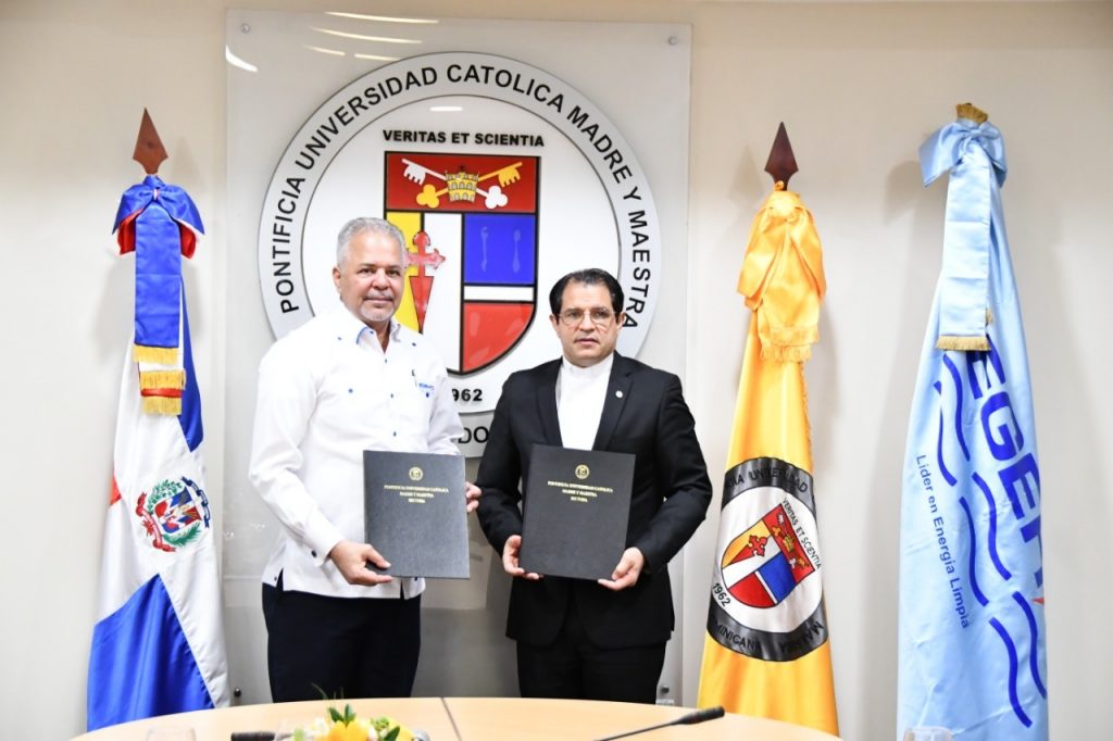 El convenio suscrito por el administrador general de EGEHID, ingeniero Rafael Salazar, y el rector de la PUCMM, Secilio Espinal,