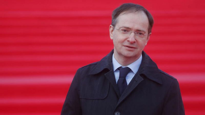 Moscú y Kiev están "en algún punto a mitad de camino" en el tema de la desmilitarización de Ucrania, sostuvo.