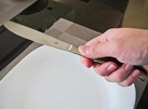 Mujer mata ex pareja con cuchillo de mesa en Montecristi