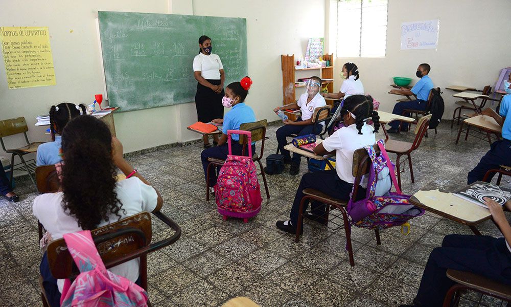 Colegios privados piden al Minerd aplazar la contratación de maestros