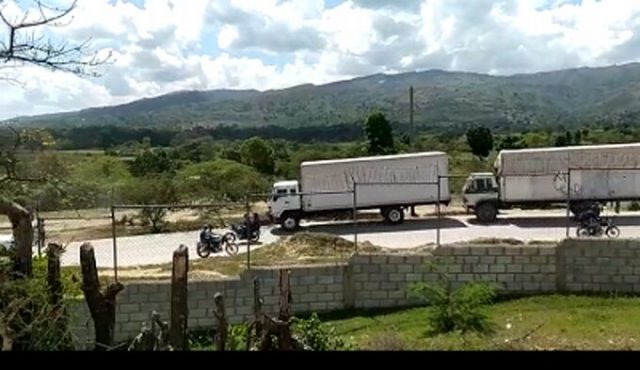 Comerciantes haitianos rompen puerta fronteriza en protesta